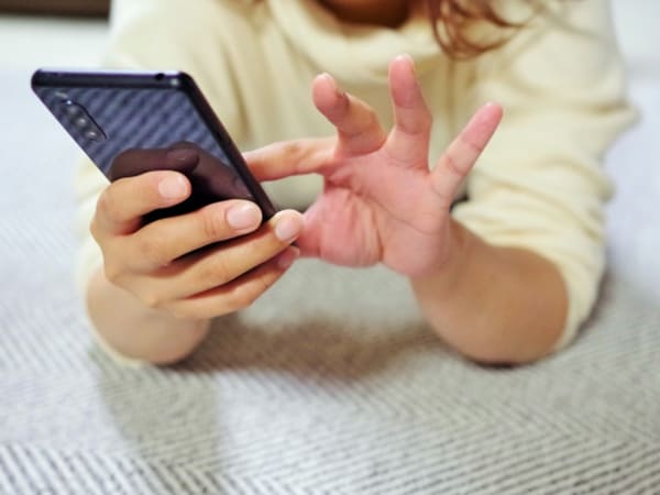 スマホを操作する女性