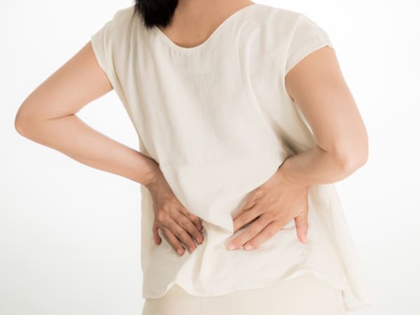 腰痛に悩む女性